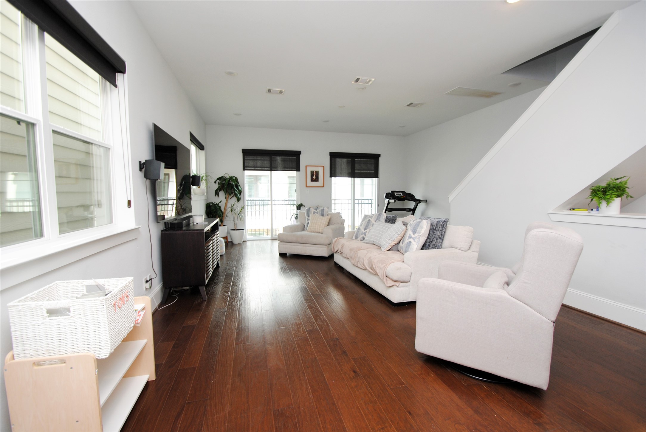 1262 North Post Oak Road, Unit B Houston, TX 77055 - Photo 18 of 44 a living room with furniture and a large window