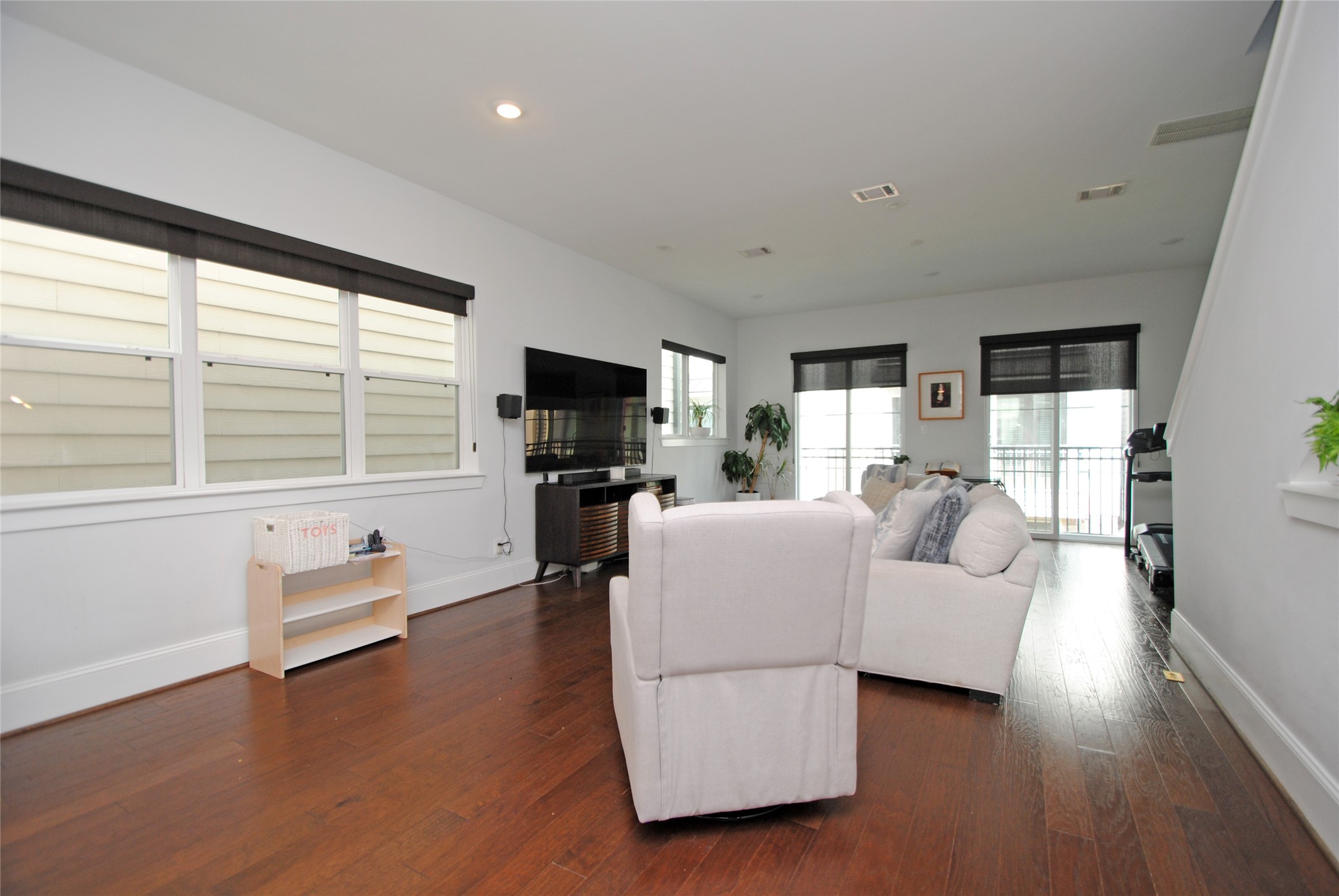 1262 North Post Oak Road, Unit B Houston, TX 77055 - Photo 22 of 44 a living room with furniture and a flat screen tv