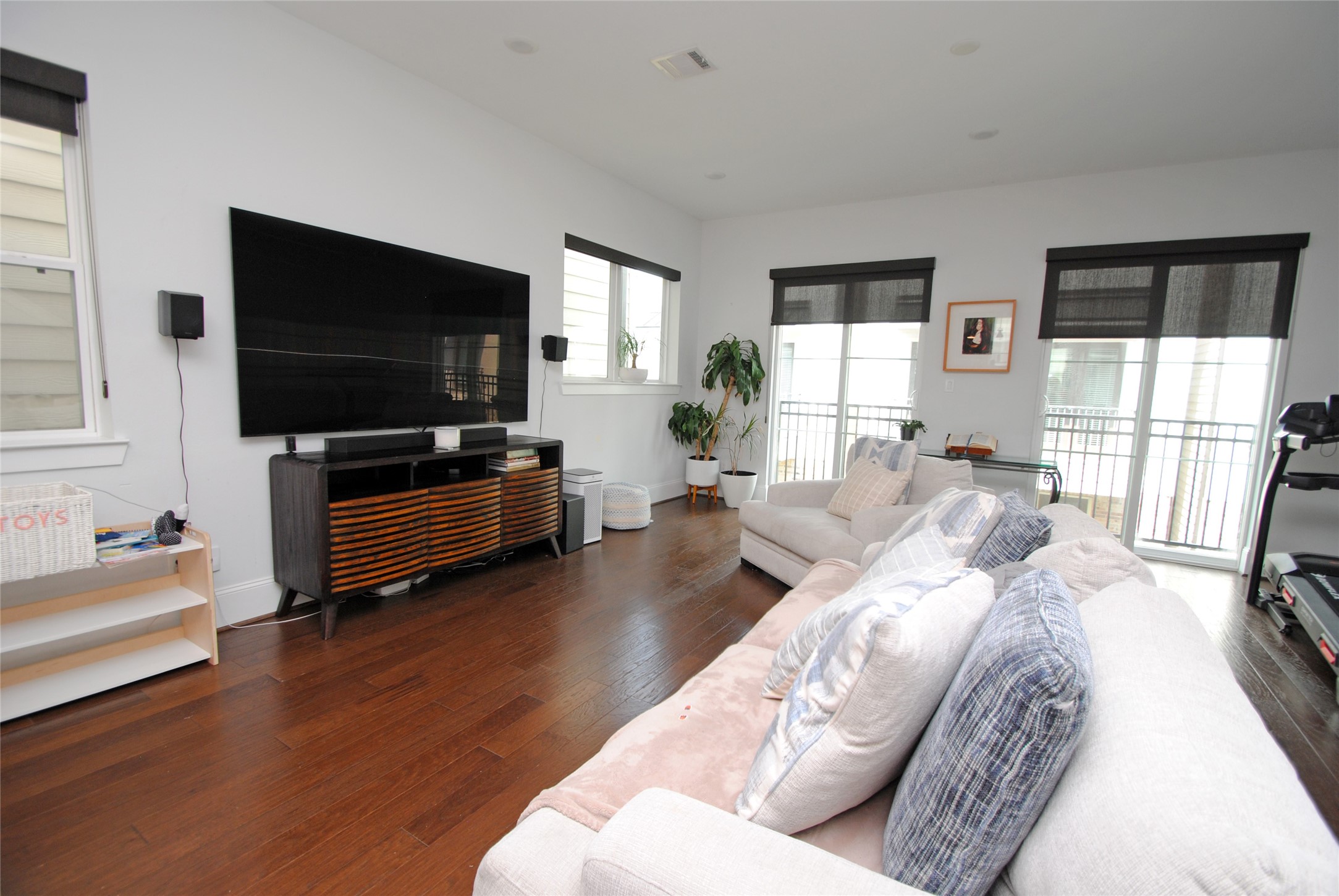 1262 North Post Oak Road, Unit B Houston, TX 77055 - Photo 24 of 44 a living room with furniture and a flat screen tv