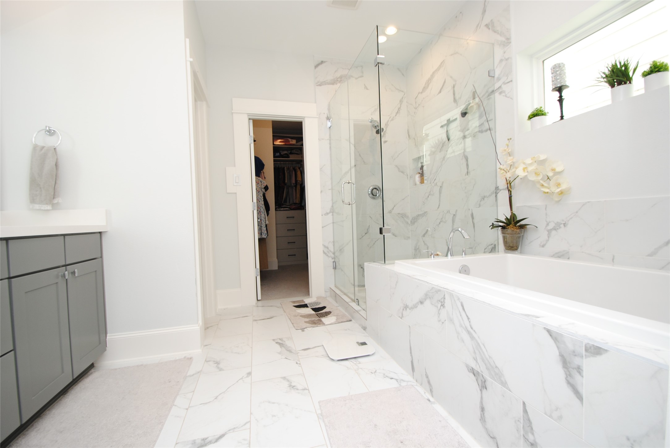 1262 North Post Oak Road, Unit B Houston, TX 77055 - Photo 31 of 44 a bathroom with a bathtub sink and mirror