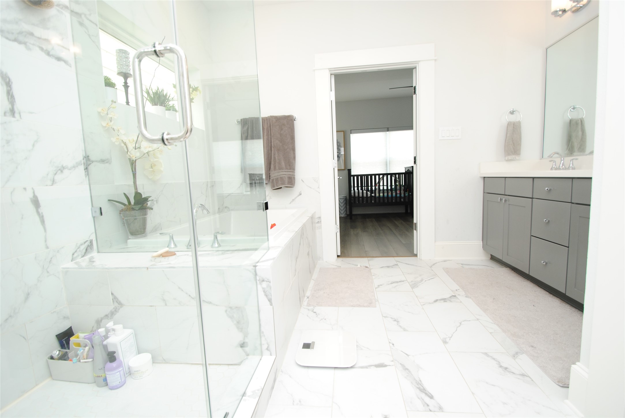 1262 North Post Oak Road, Unit B Houston, TX 77055 - Photo 34 of 44 a bathroom with a bathtub sink and mirror