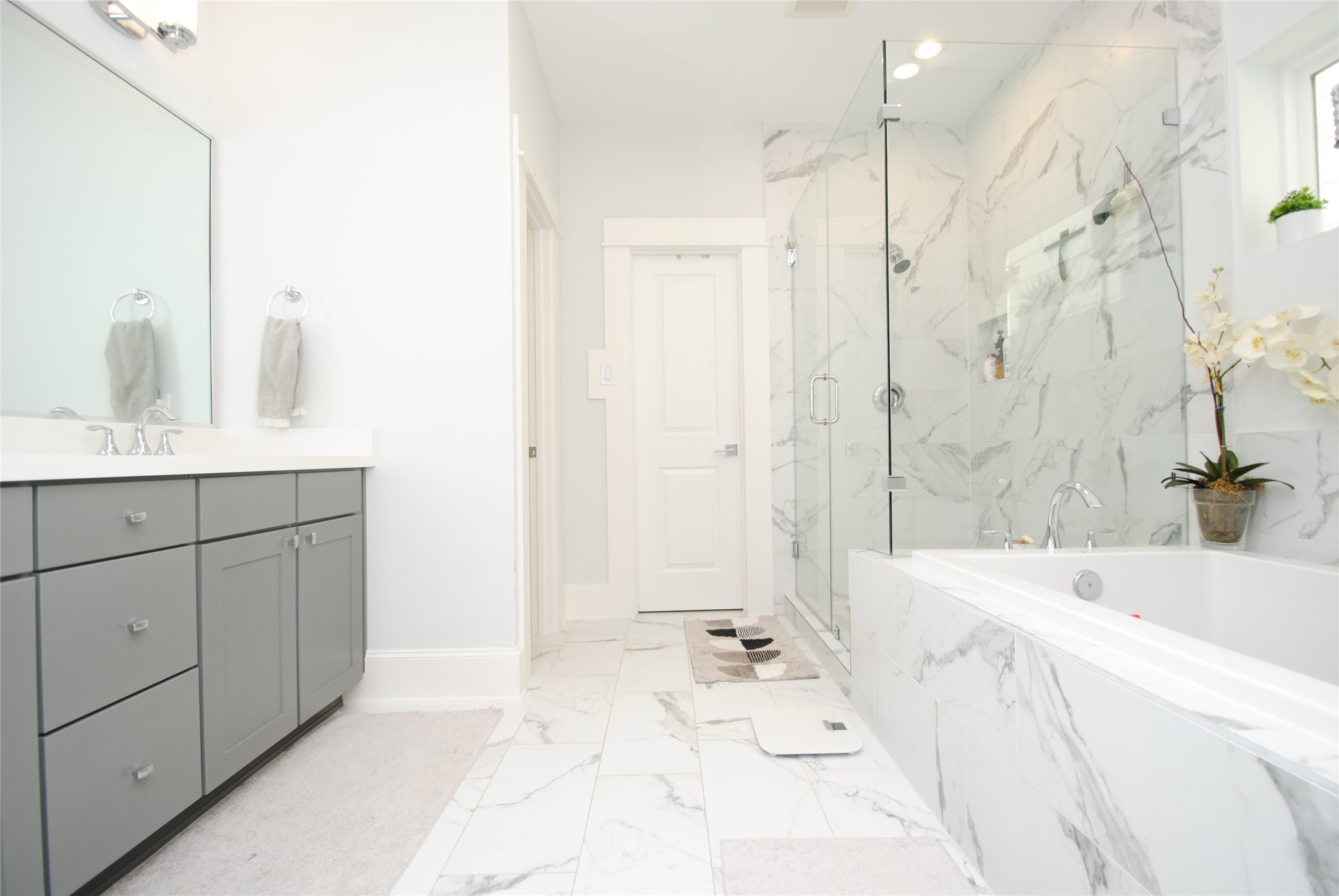 1262 North Post Oak Road, Unit B Houston, TX 77055 - Photo 37 of 44 a bathroom with a bathtub sink and mirror