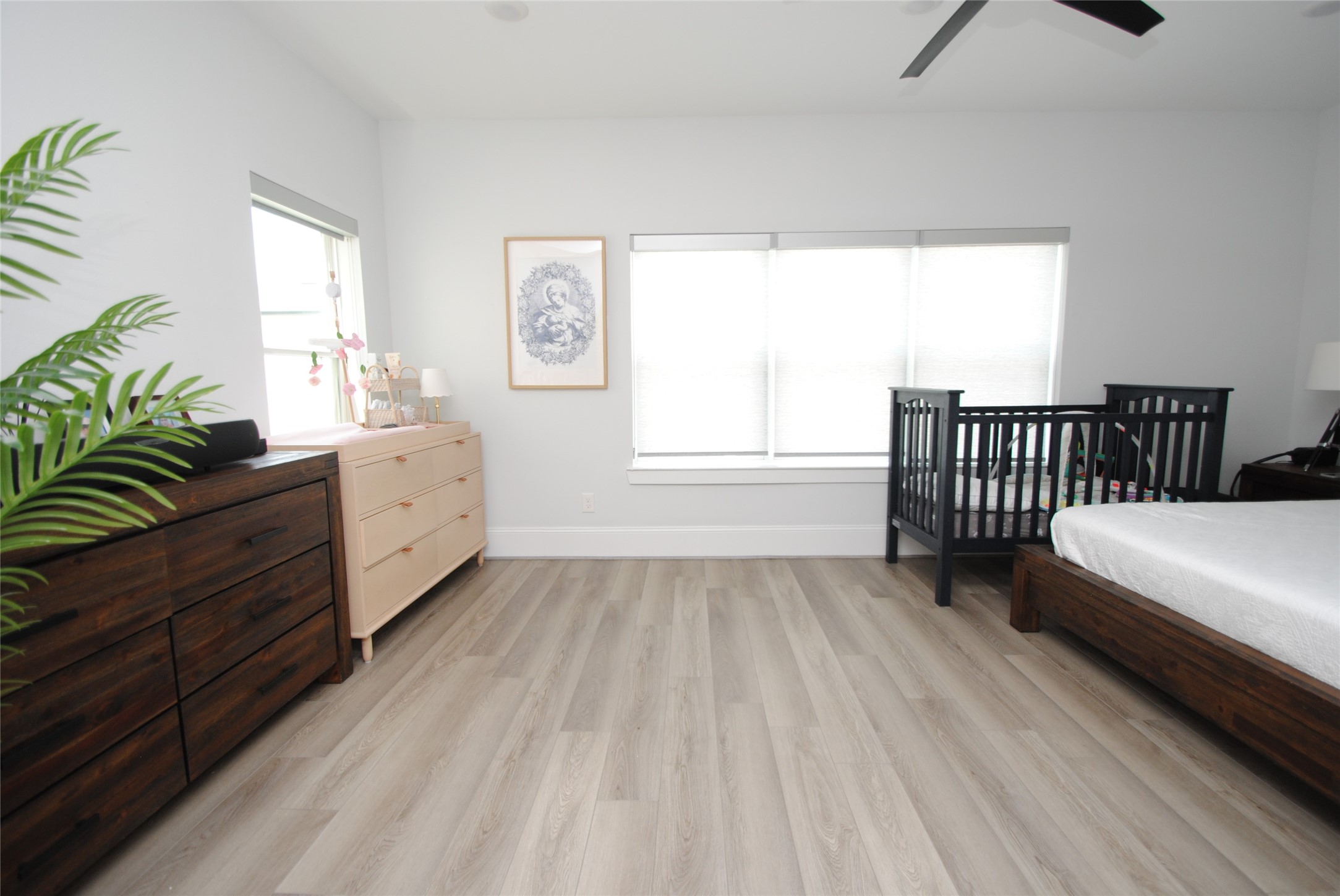 1262 North Post Oak Road, Unit B Houston, TX 77055 - Photo 38 of 44 a spacious bedroom with a bed and a window