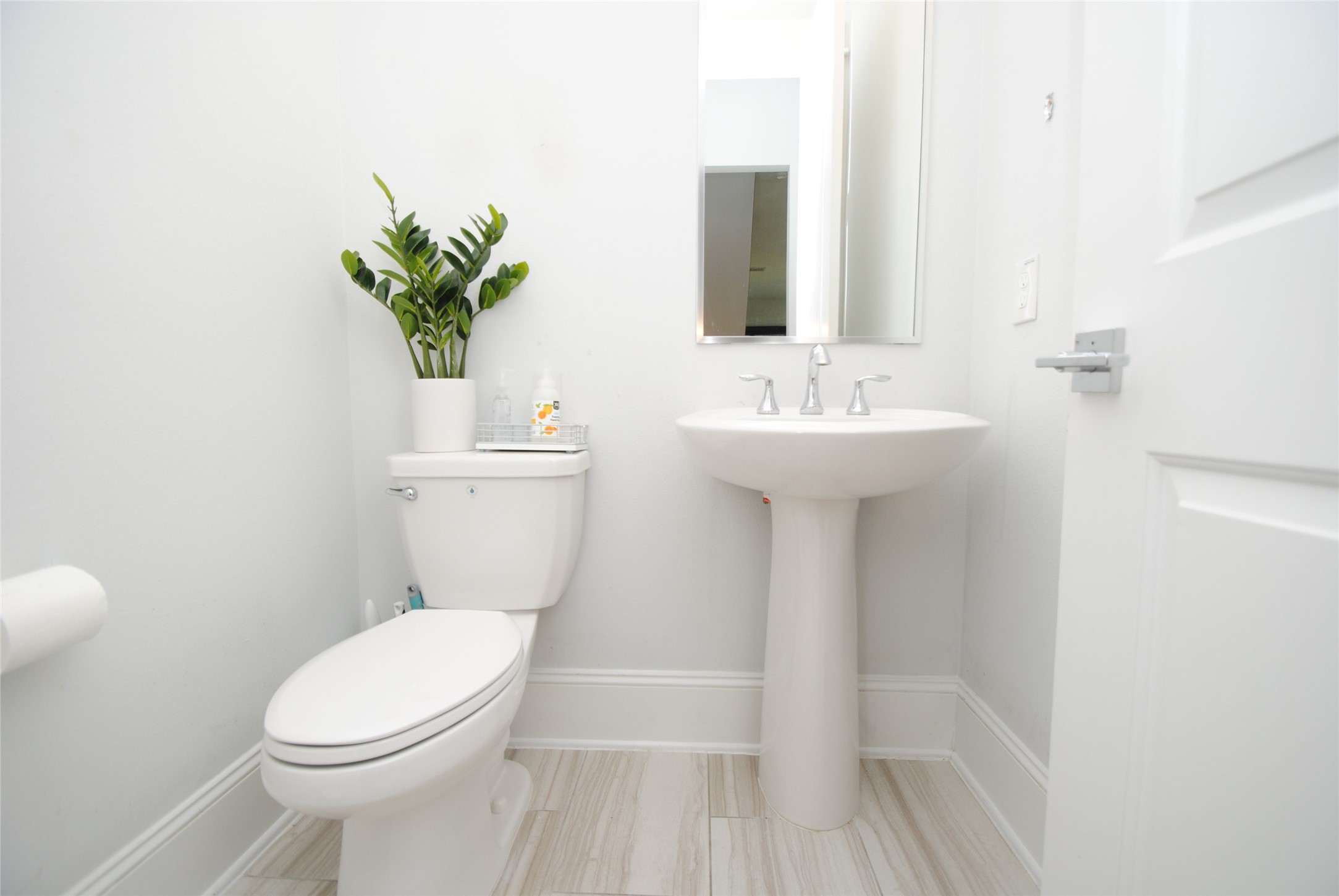1262 North Post Oak Road, Unit B Houston, TX 77055 - Photo 9 of 44 a bathroom with a sink toilet and mirror