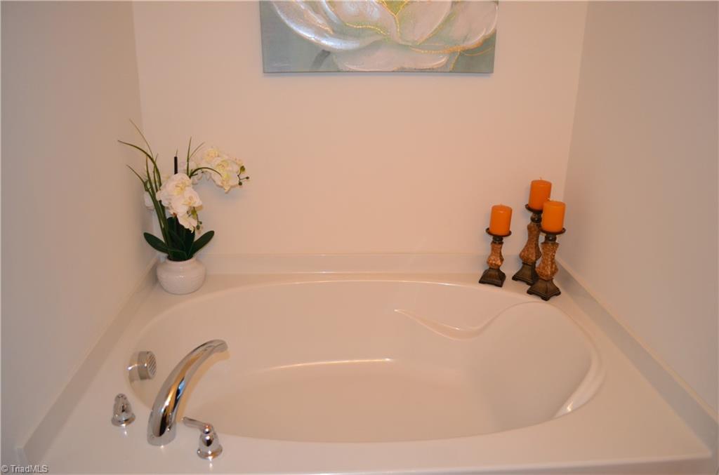 4688 Heatherly Road Winston-Salem, NC 27105 - Photo 14 of 17 Primary bathroom garden tub.