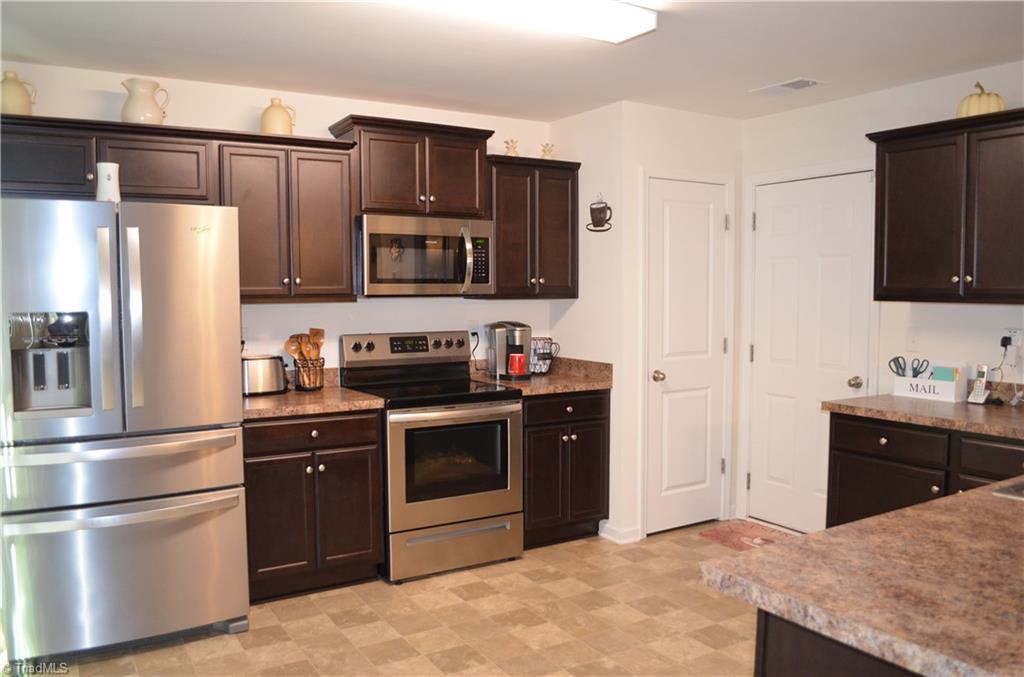 4688 Heatherly Road Winston-Salem, NC 27105 - Photo 4 of 17 Stainless steel appliances. Large kitchen.