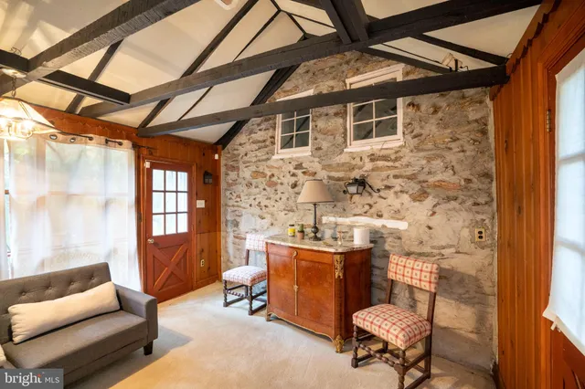 a bed room with two beds and a dresser