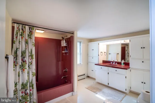 a view of a house with backyard