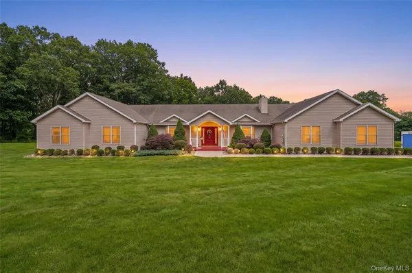 $815,000 | 84 Pin Oak Drive, New Windsor, NY 12553