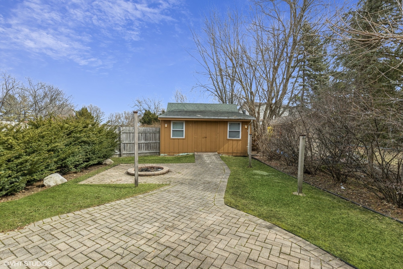 329 Killdeer Road Bloomingdale, IL 60108 - Photo 29 of 31 a backyard of a house with garden and barbeque oven