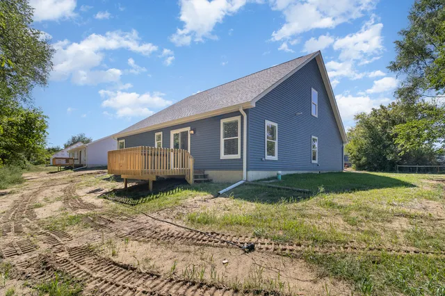 a house view with backyard space