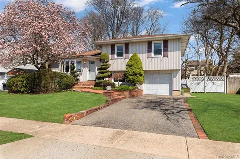 $988,000 | 20 Pickwick Drive West, Syosset, NY 11791