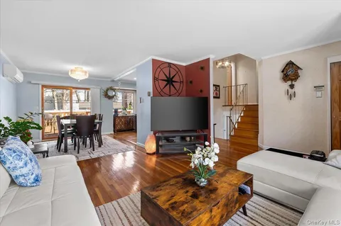 $988,000 | 20 Pickwick Drive West, Syosset, NY 11791