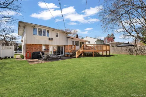 $988,000 | 20 Pickwick Drive West, Syosset, NY 11791