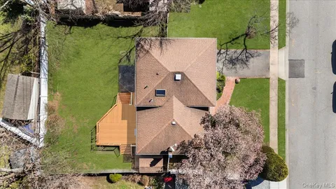 $988,000 | 20 Pickwick Drive West, Syosset, NY 11791