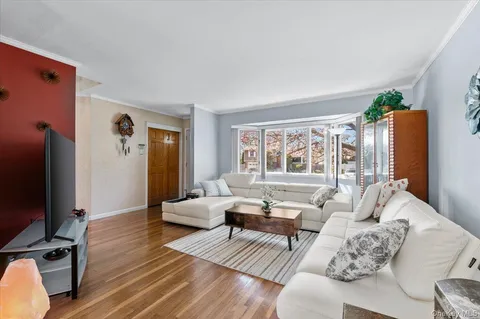 $988,000 | 20 Pickwick Drive West, Syosset, NY 11791