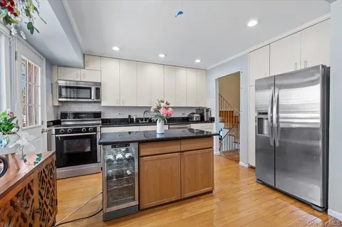 $988,000 | 20 Pickwick Drive West, Syosset, NY 11791