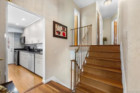 $988,000 | 20 Pickwick Drive West, Syosset, NY 11791