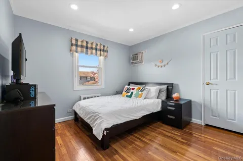 $988,000 | 20 Pickwick Drive West, Syosset, NY 11791