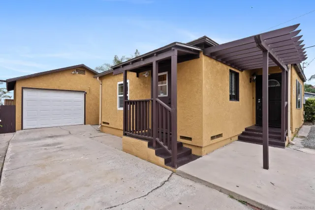 a view of backyard of the house