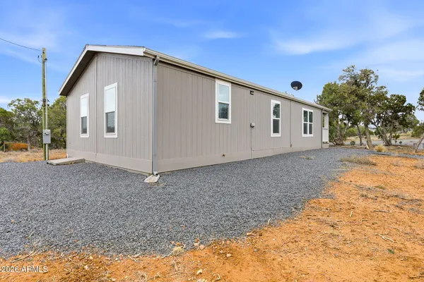 a view of a house with backyard