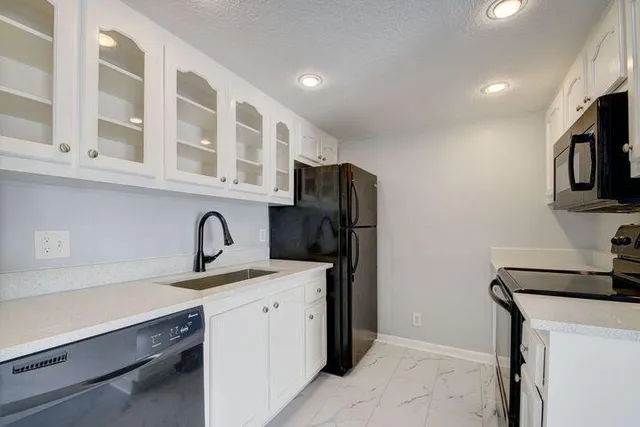 $2,000 | 612 Executive Center Drive, Unit 103, West Palm Beach, FL 33401