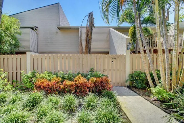 $2,000 | 612 Executive Center Drive, Unit 103, West Palm Beach, FL 33401