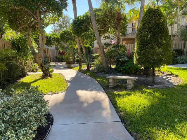 $2,000 | 612 Executive Center Drive, Unit 103, West Palm Beach, FL 33401
