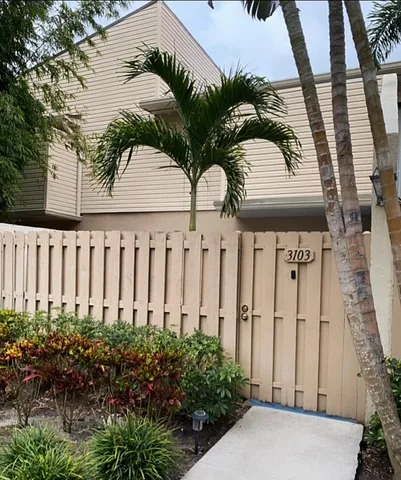 $2,000 | 612 Executive Center Drive, Unit 103, West Palm Beach, FL 33401