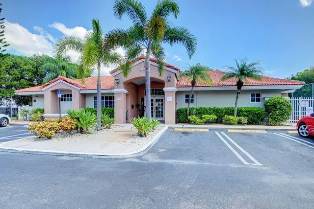 $2,000 | 612 Executive Center Drive, Unit 103, West Palm Beach, FL 33401