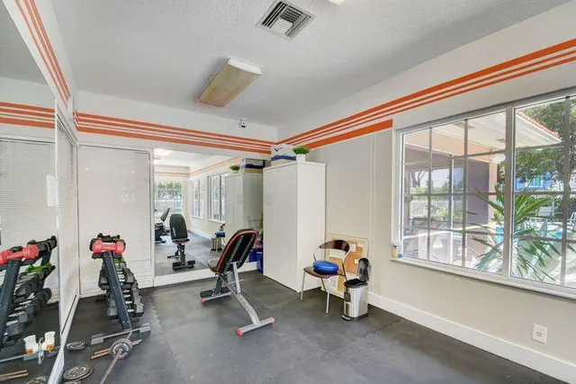 $2,000 | 612 Executive Center Drive, Unit 103, West Palm Beach, FL 33401