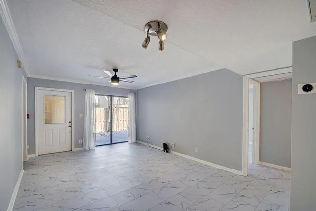 $2,000 | 612 Executive Center Drive, Unit 103, West Palm Beach, FL 33401