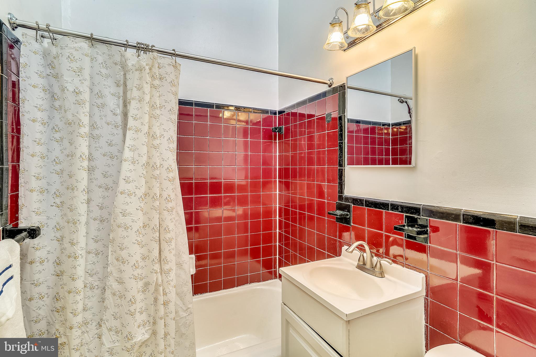 1067 Ruatan Street Silver Spring, MD 20903 - Photo 22 of 93 Bath-Main level w/cathedral ceiling