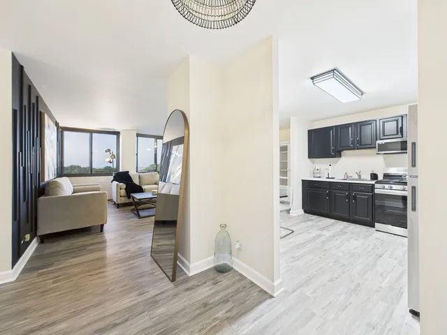 $60,000 | 4800 South Lake Park Avenue, Unit 909A, Chicago, IL 60615