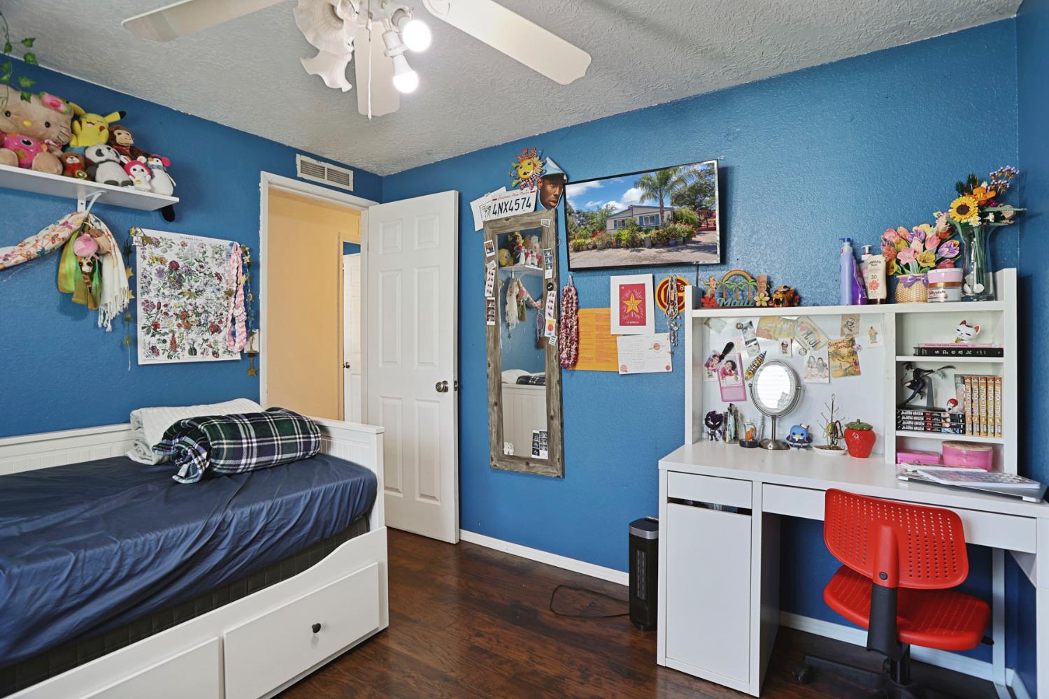 901 Quail Oaks Road Valley Springs, CA 95252 - Photo 22 of 59 a bedroom with furniture and wooden floor