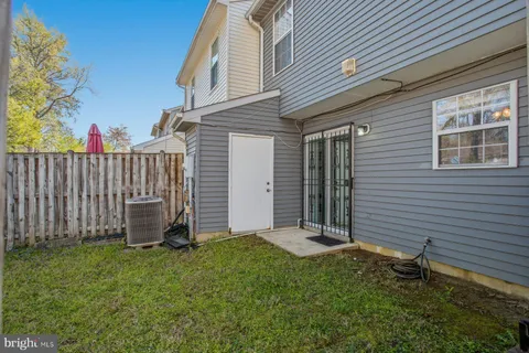 a view of backyard with a garden