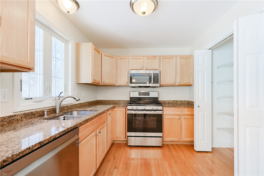 37 Berm Drive Cumberland, RI 02864 - Photo 4 of 28