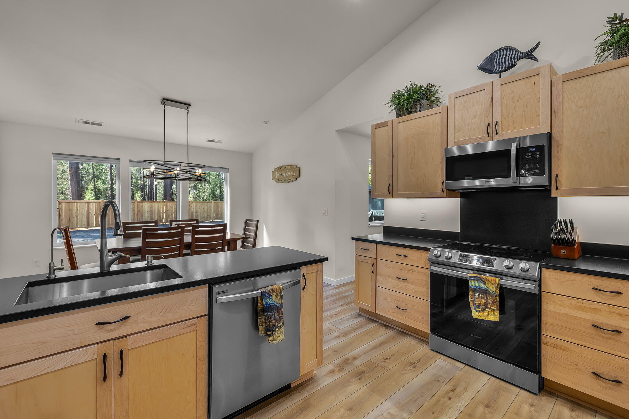 15943 Cascade Lane La Pine, OR 97739 - Photo 14 of 55 Kitchen