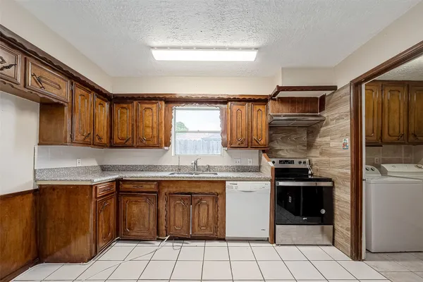 $1,900 | 9318 Benning Drive, Houston, TX 77031