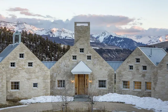 a view of a fountain in front of the house