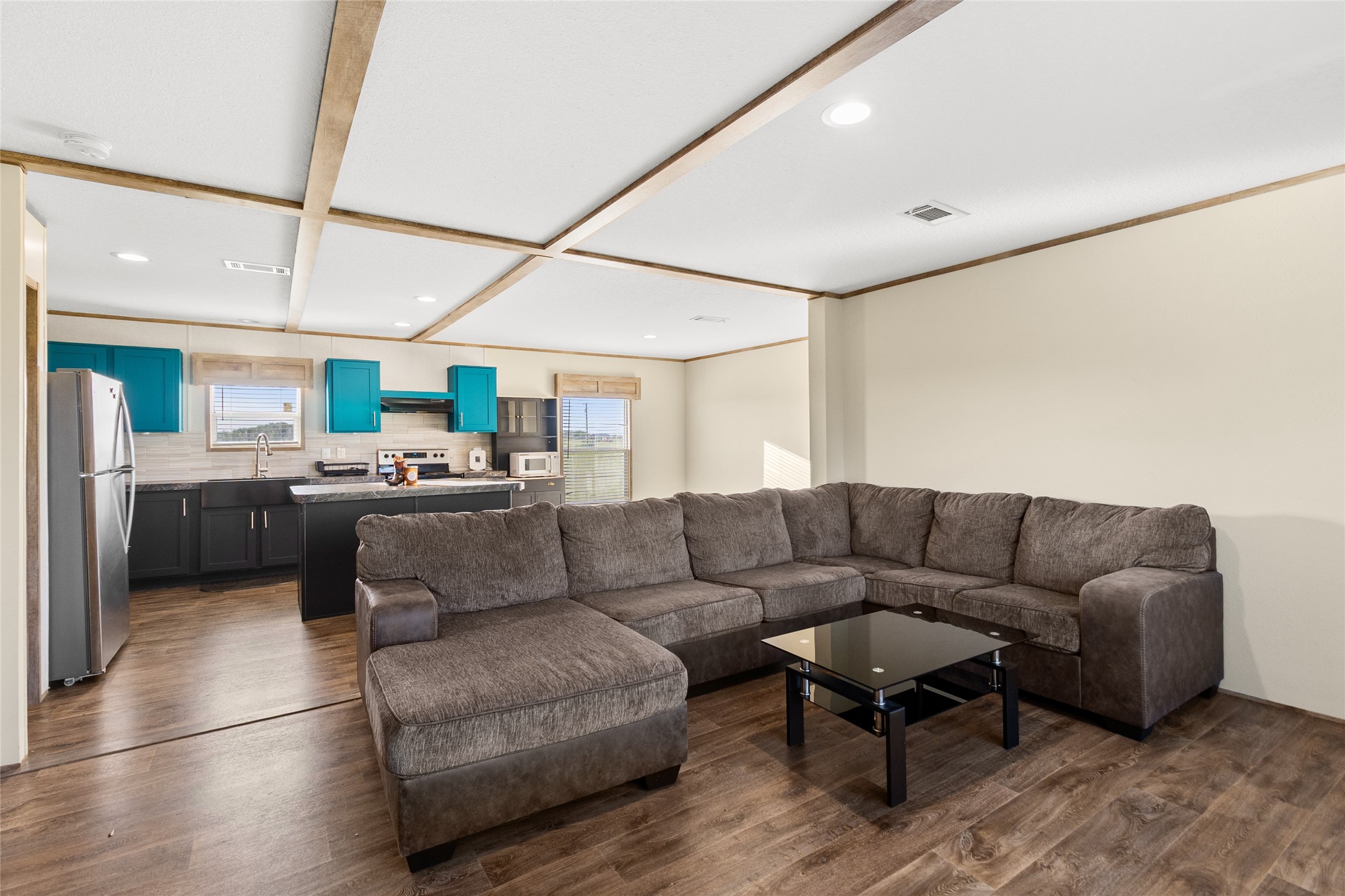 43 Ironwood Road Victoria, TX 77904 - Photo 2 of 21 a living room with furniture and kitchen view