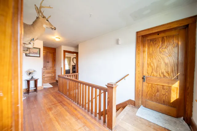 a view of entryway with livingroom