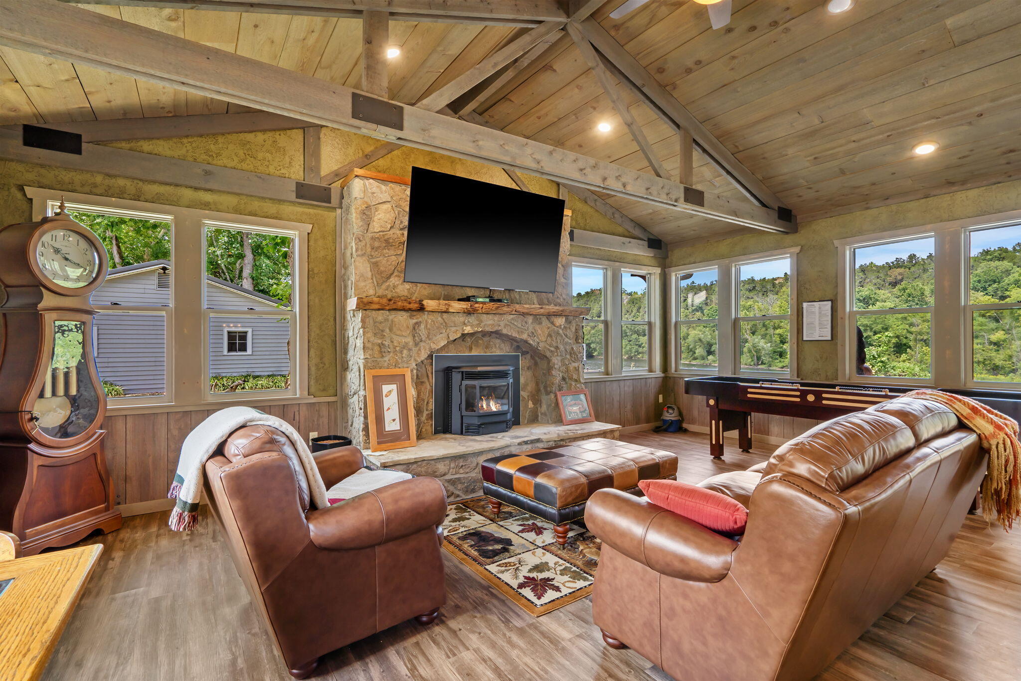 1566 Clubhouse with FP and beams in LR