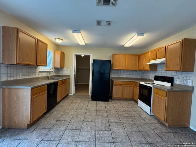 $1,595 | 10738 Shaencrossing, San Antonio, TX 78254