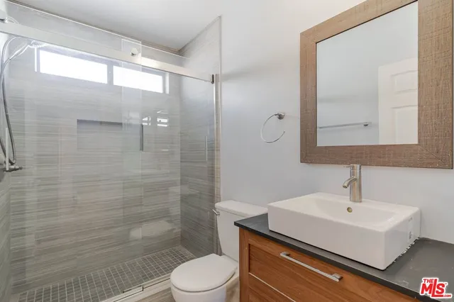 a view of a storage & utility room with washer and dryer