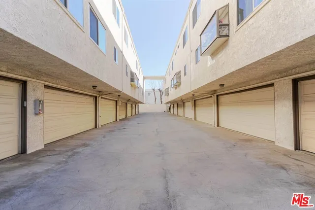 $3,000 | 13959 Victory Boulevard, Unit 3, Van Nuys, CA 91401