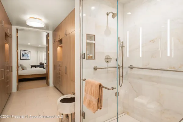 a en suite bathroom with a shower