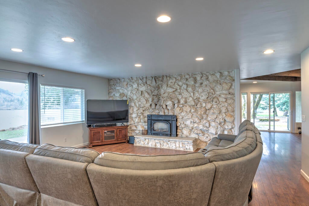 4001 Deer Creek Road Selma, OR 97538 - Photo 5 of 69 4001DeerCrRd-5