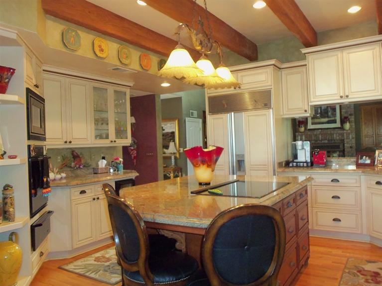 19292 Farallon Road Madera, CA 93638 - Photo 13 of 38 Breakfast bar.