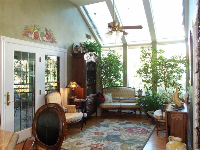 19292 Farallon Road Madera, CA 93638 - Photo 14 of 38 Sun room/breakfast nook with door leading to patio.